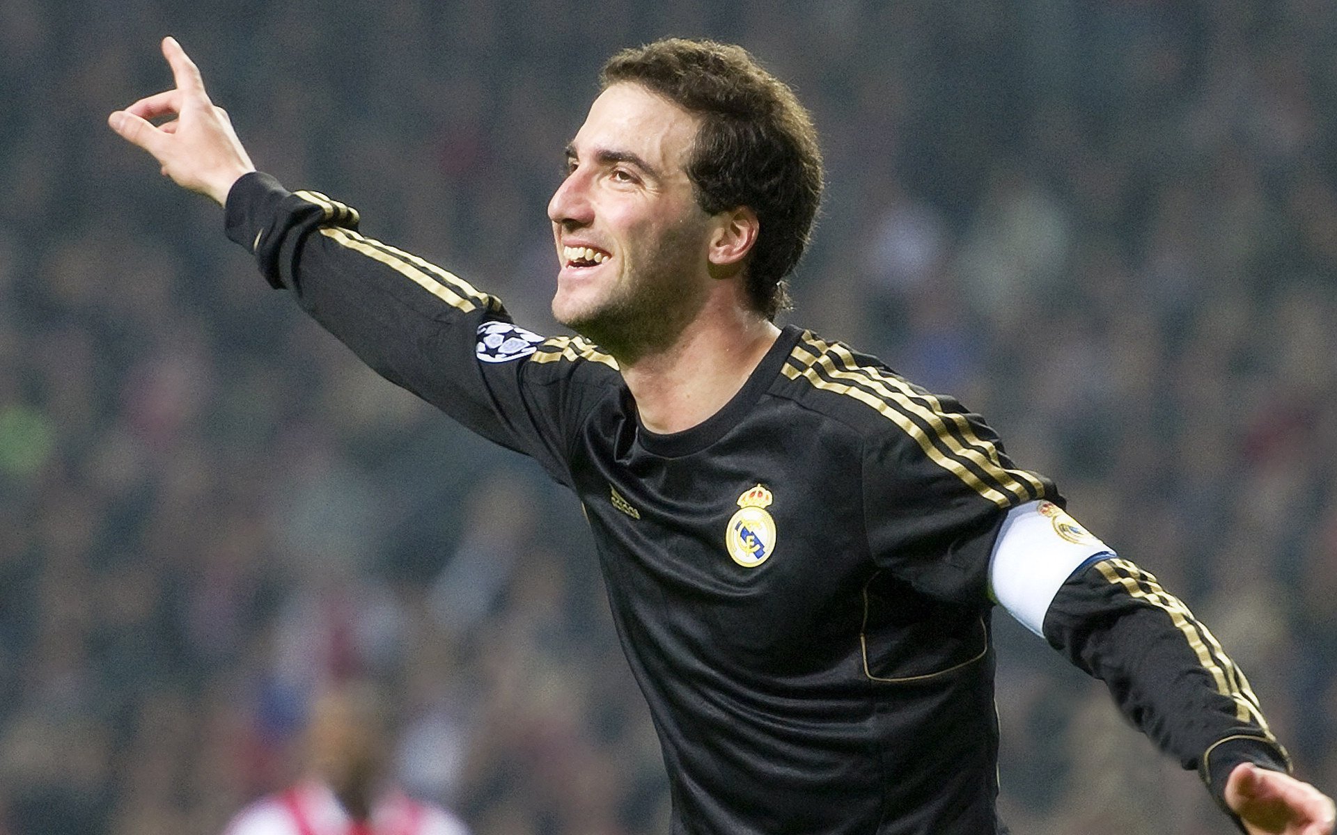 九游官网-新西兰全黑队的防守精确而迅速,给对方施加巨大的压力,新西兰队长